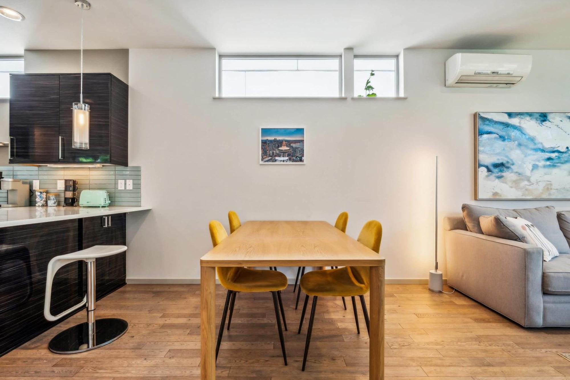 Сasa de vacaciones 3-story With Private Balcony *