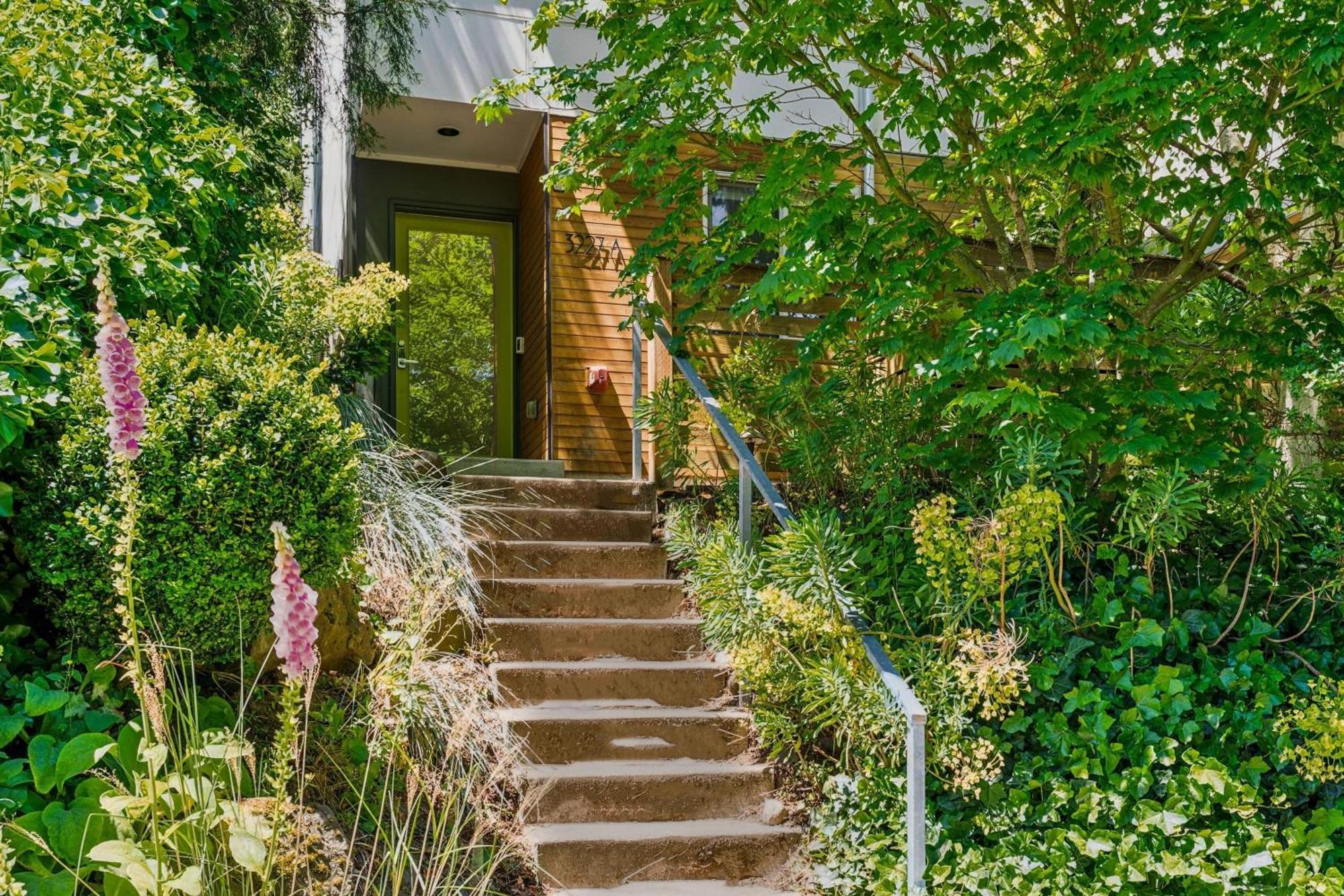 Сasa de vacaciones 3-story With Private Balcony *