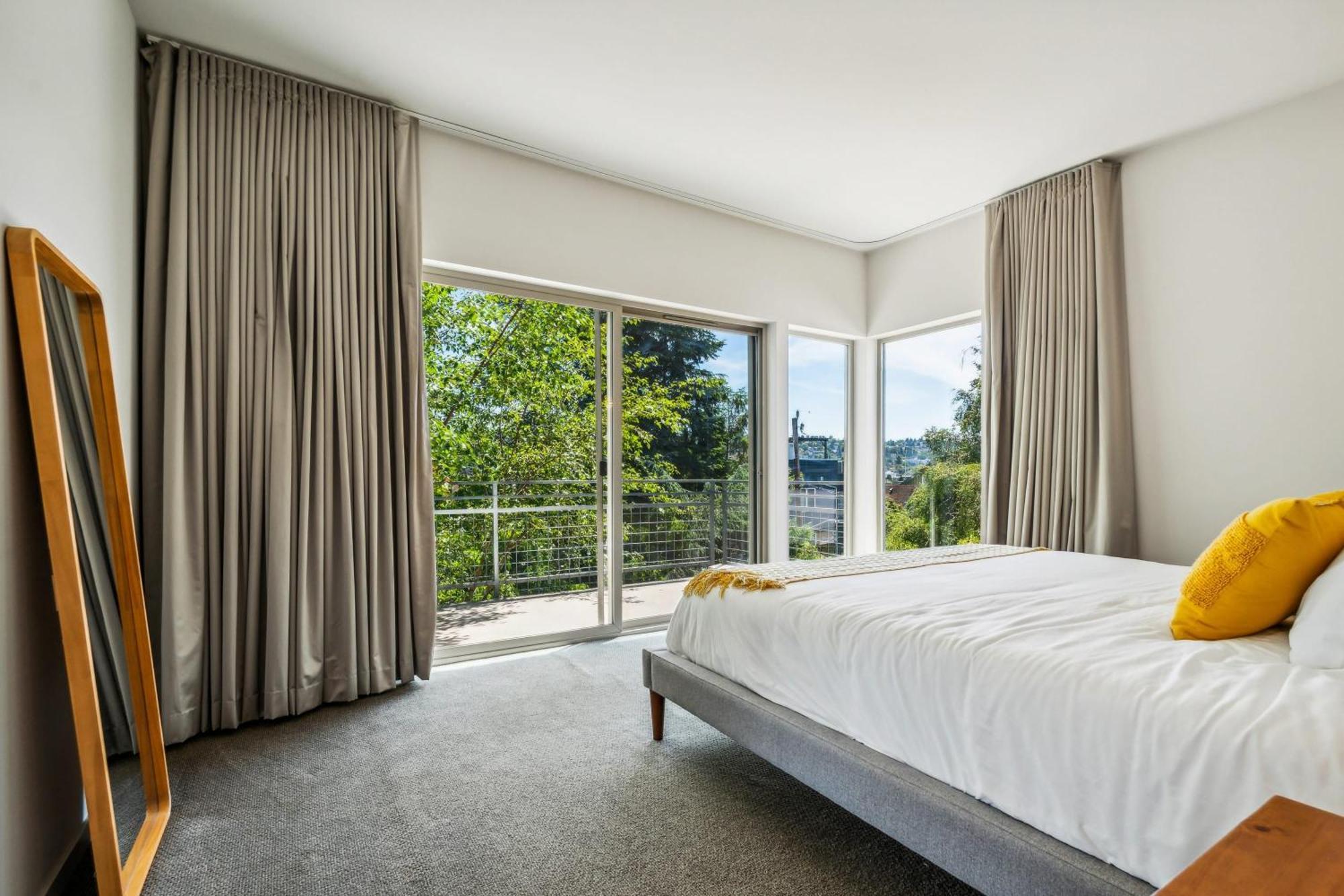 3-story With Private Balcony * Seattle